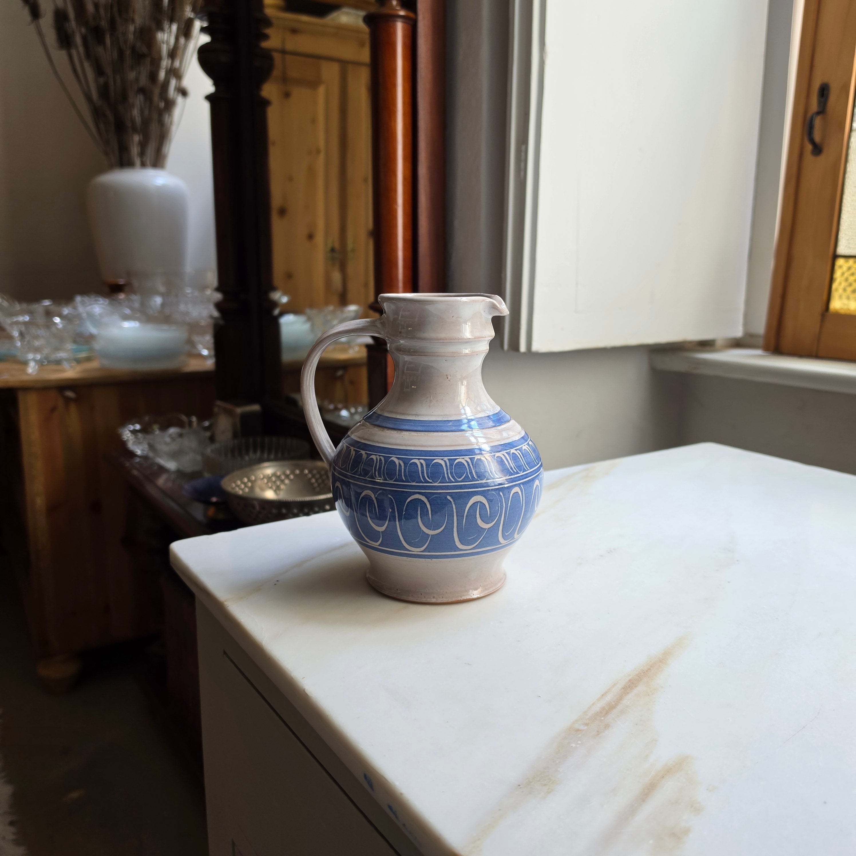 Vintage Keramik-Krug mit Ritzdekor – Blau-Weiß – Handarbeit