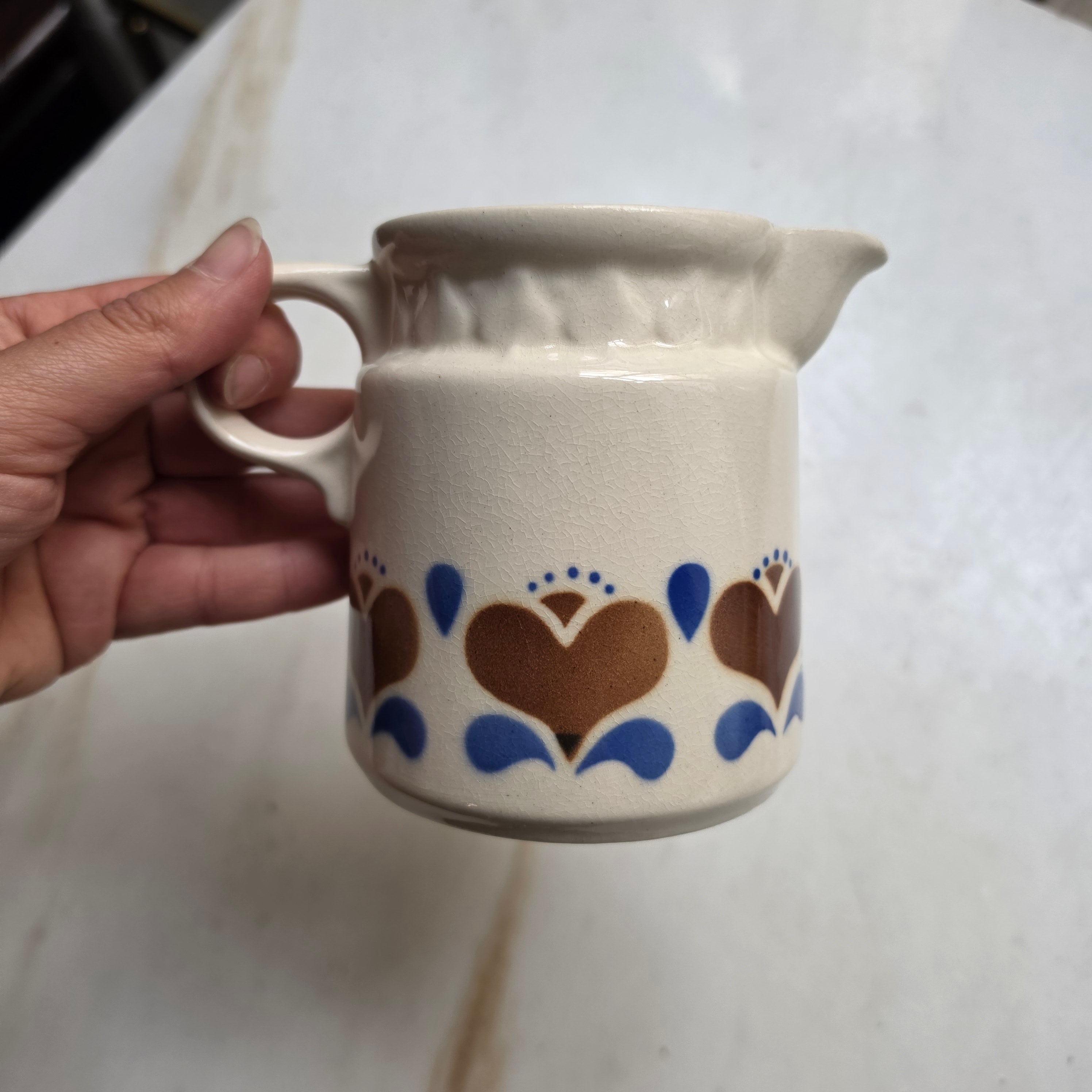 Vintage Keramik - Milchkännchen mit Herz-Dekor – Wächtersbach Stil (Braun/Blau)