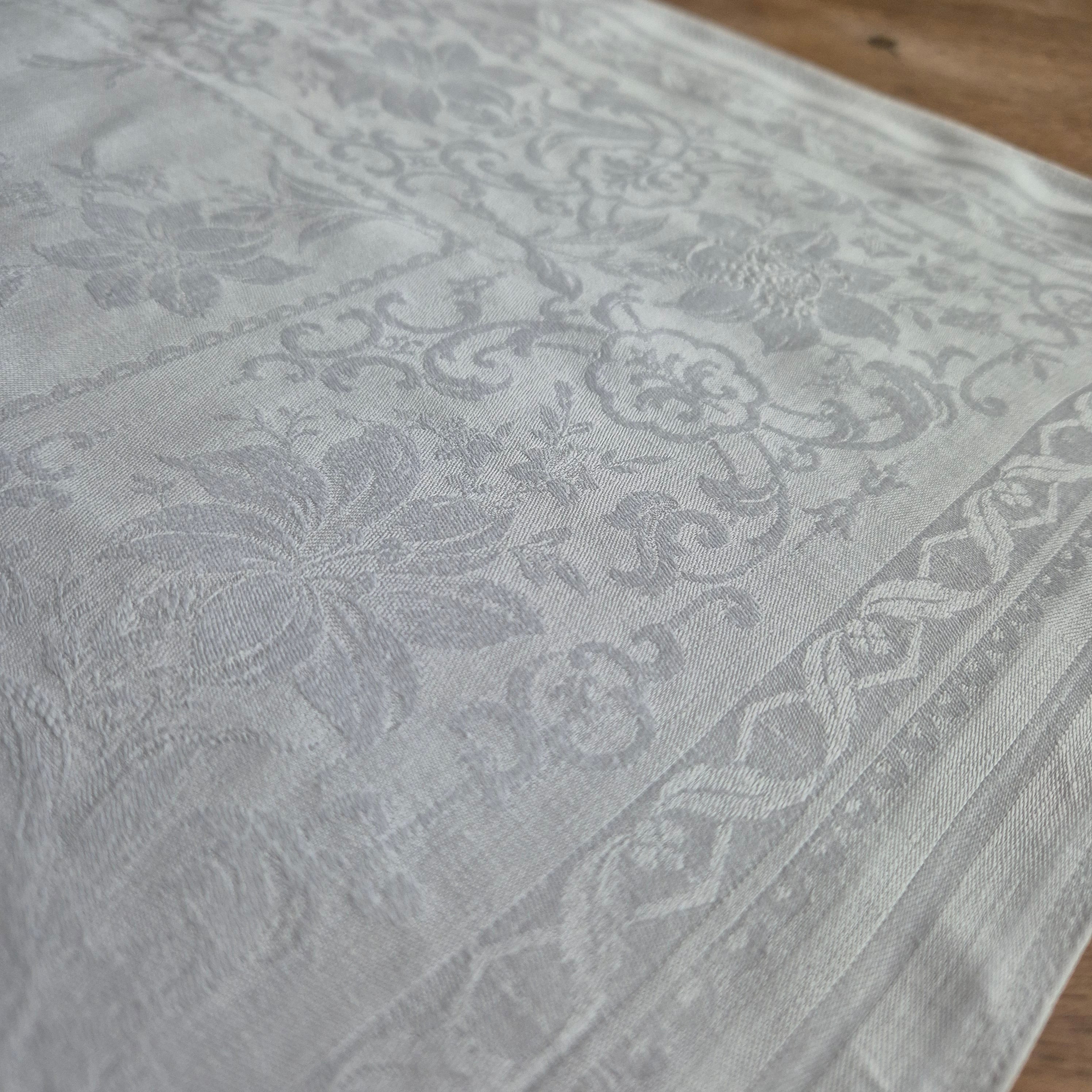 Antike Jugendstil Serviette/Mitteldecke weiß 66x66cm Damast Blumen Stockflecken Monogramm B. Ein fleck