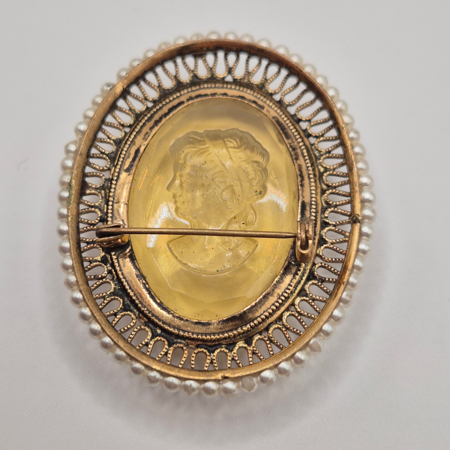 Große alte Glas Brosche mit Damenrelief Cameo Brosche Verschluss wackelig 5x6cm