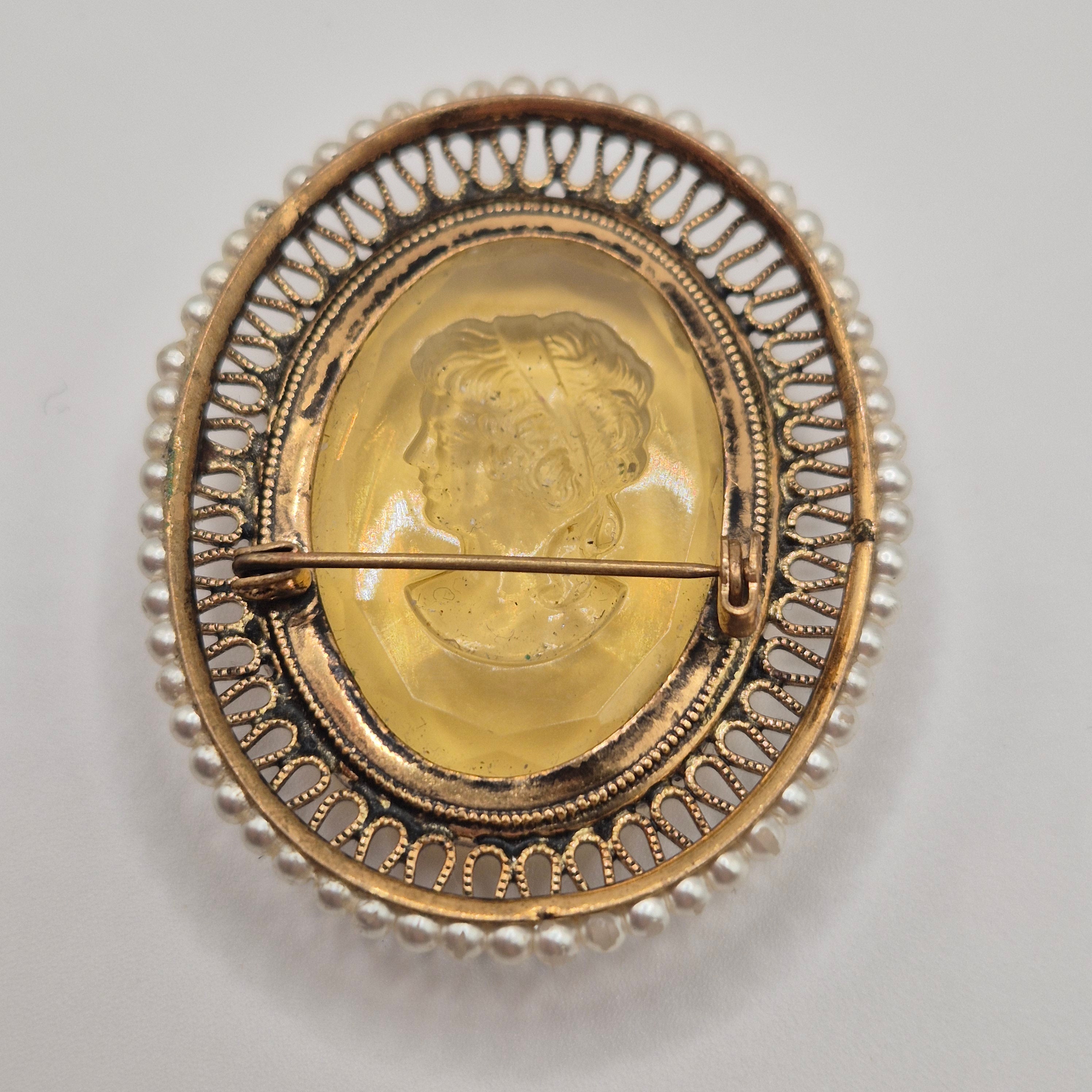 Große alte Glas Brosche mit Damenrelief Cameo Brosche Verschluss wackelig 5x6cm