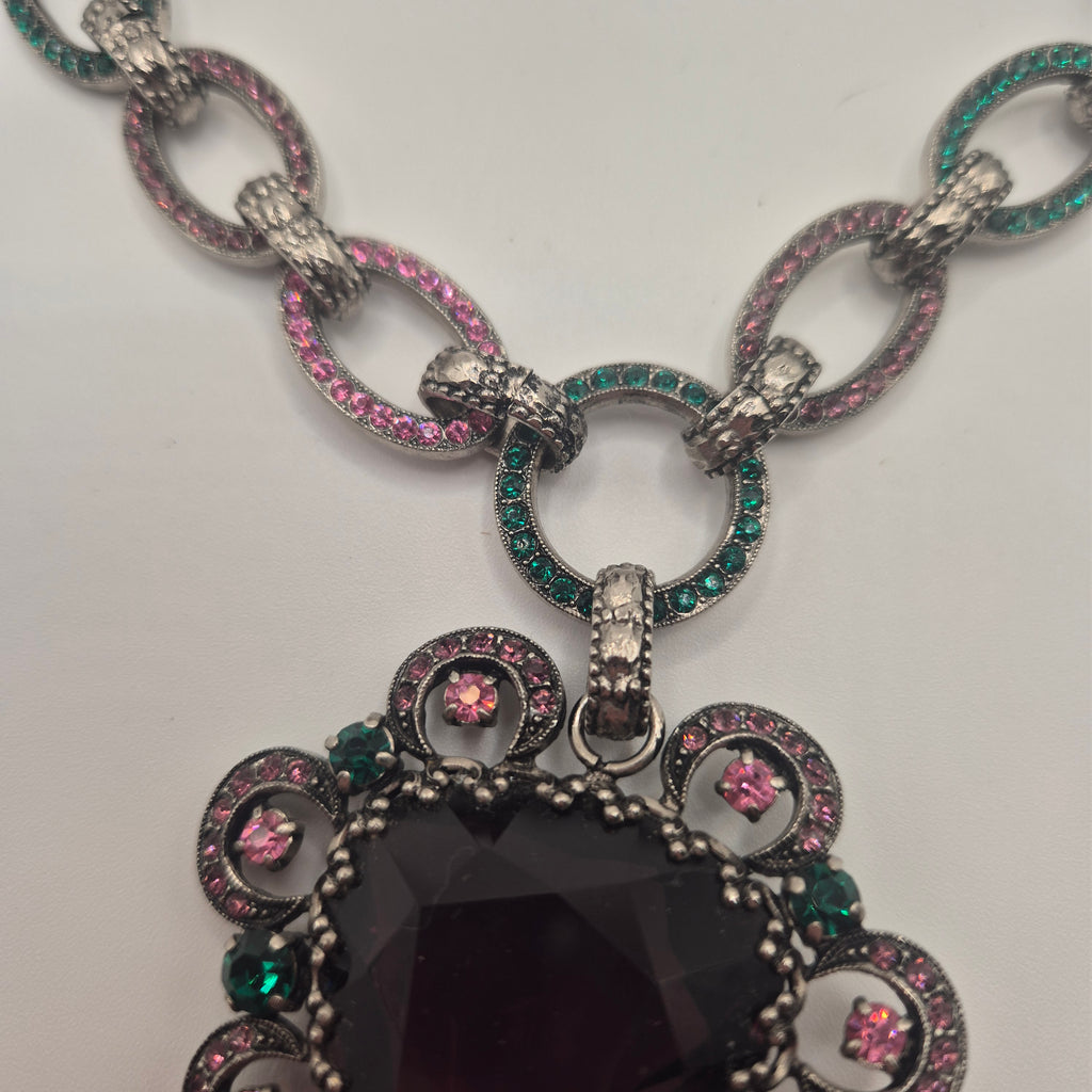 Extravagante Vintage-Halskette im Barock-Stil – Statement-Piece mit dunklem Glas Amethyst & bunten Akzenten