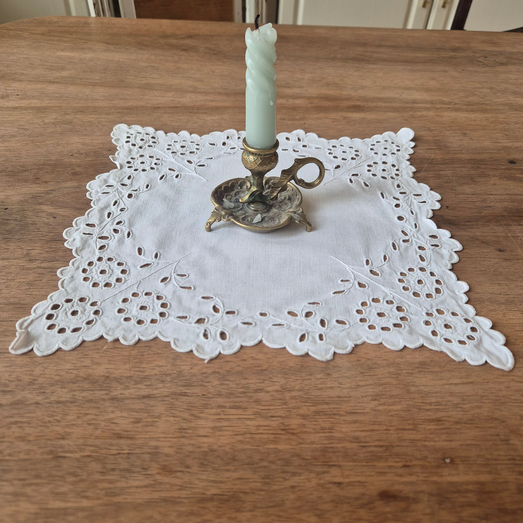 Antikes kleines Zierdeckchen weiß bestickt Baumwolle 28x28cm