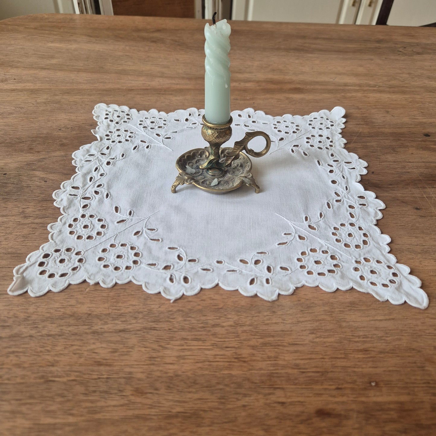 Antikes kleines Zierdeckchen weiß bestickt Baumwolle 28x28cm