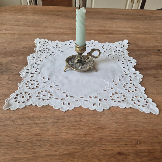 Antikes kleines Zierdeckchen weiß bestickt Baumwolle 28x28cm