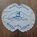 Altes kleines Zierdeckchen weiß blau Mühlenmotiv bestickt Baumwolle 35x31cm