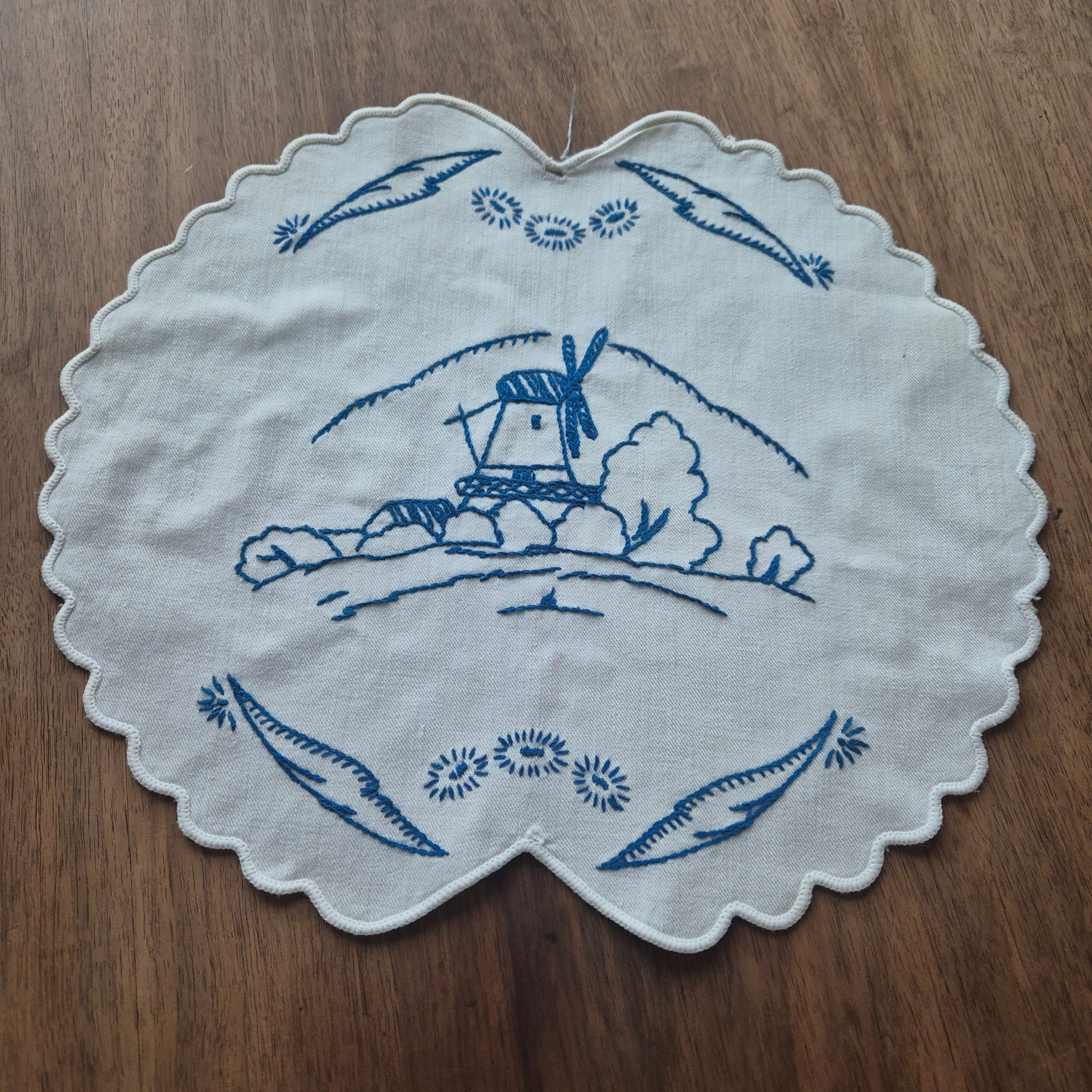 Altes kleines Zierdeckchen weiß blau Mühlenmotiv bestickt Baumwolle 35x31cm