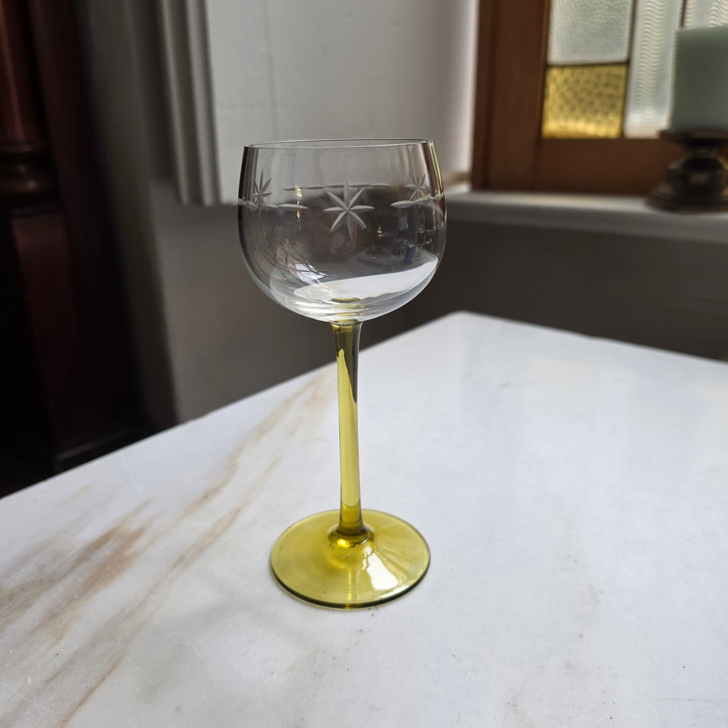 Vintage Römer Weinglas mit Sternenschliff – Oliven / Gelb-grüner Stiel – Mundgeblasen & Handgeschliffen