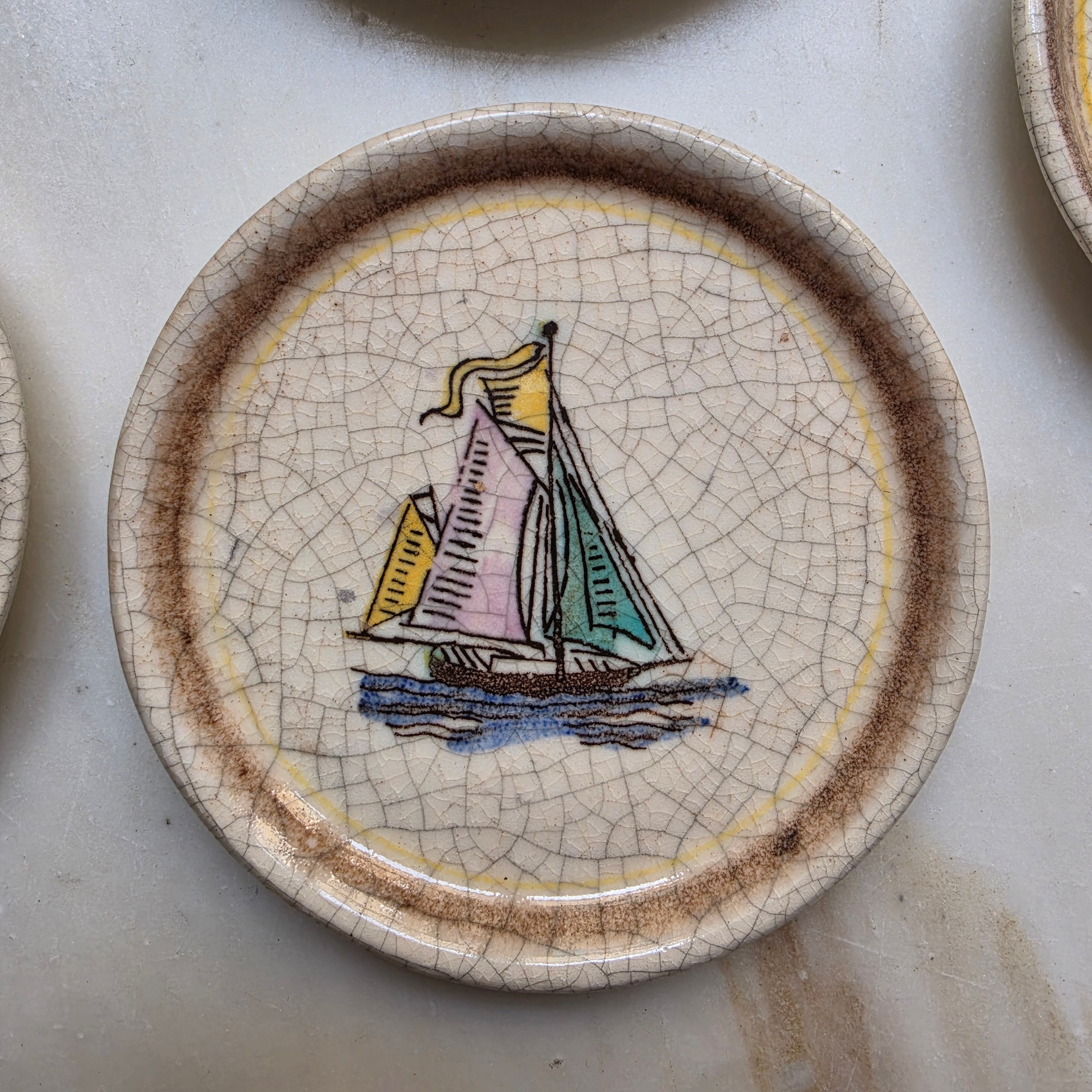 Vintage Keramik-Untersetzer Set „Maritim“ mit schmiedeeisernem Halter – 9-teilig – Mid-Century Craquelé