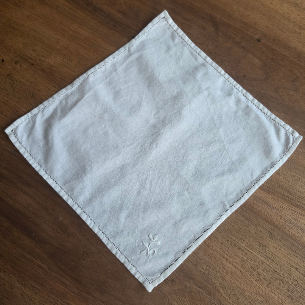 Vintage Stofftaschentuch Weiß – Edles Hochzeits-Taschentuch aus Baumwolle mit Stickerei 28x28cm