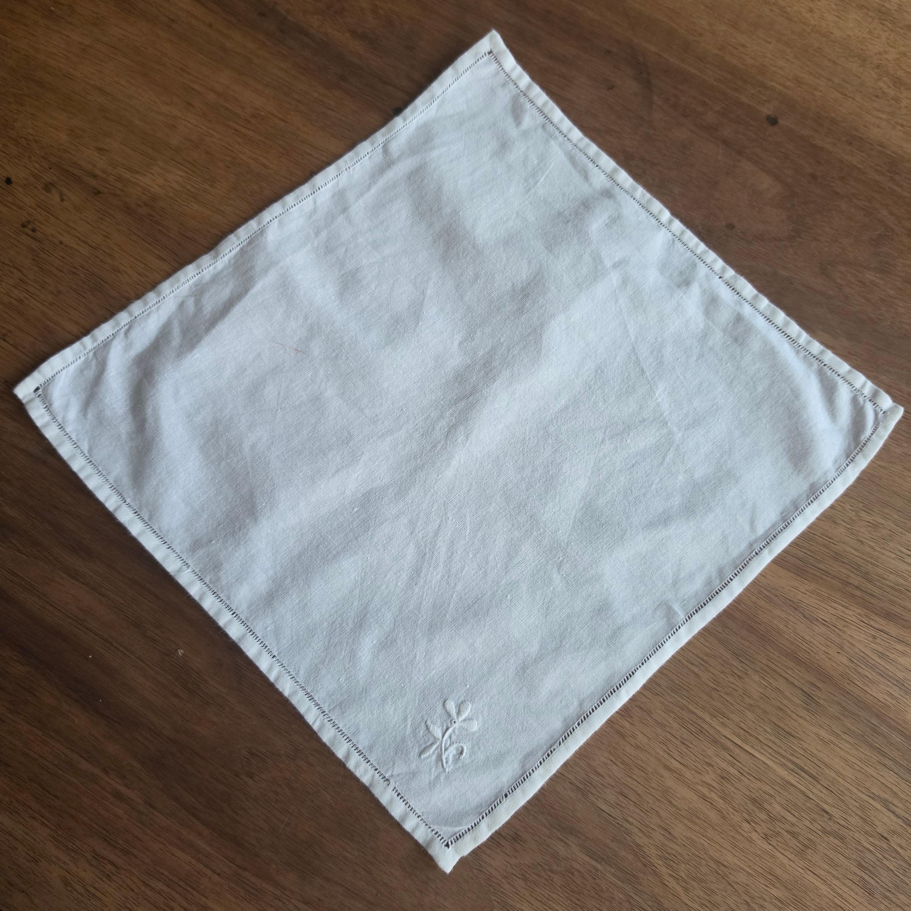 Vintage Stofftaschentuch Weiß – Edles Hochzeits-Taschentuch aus Baumwolle mit Stickerei 28x28cm