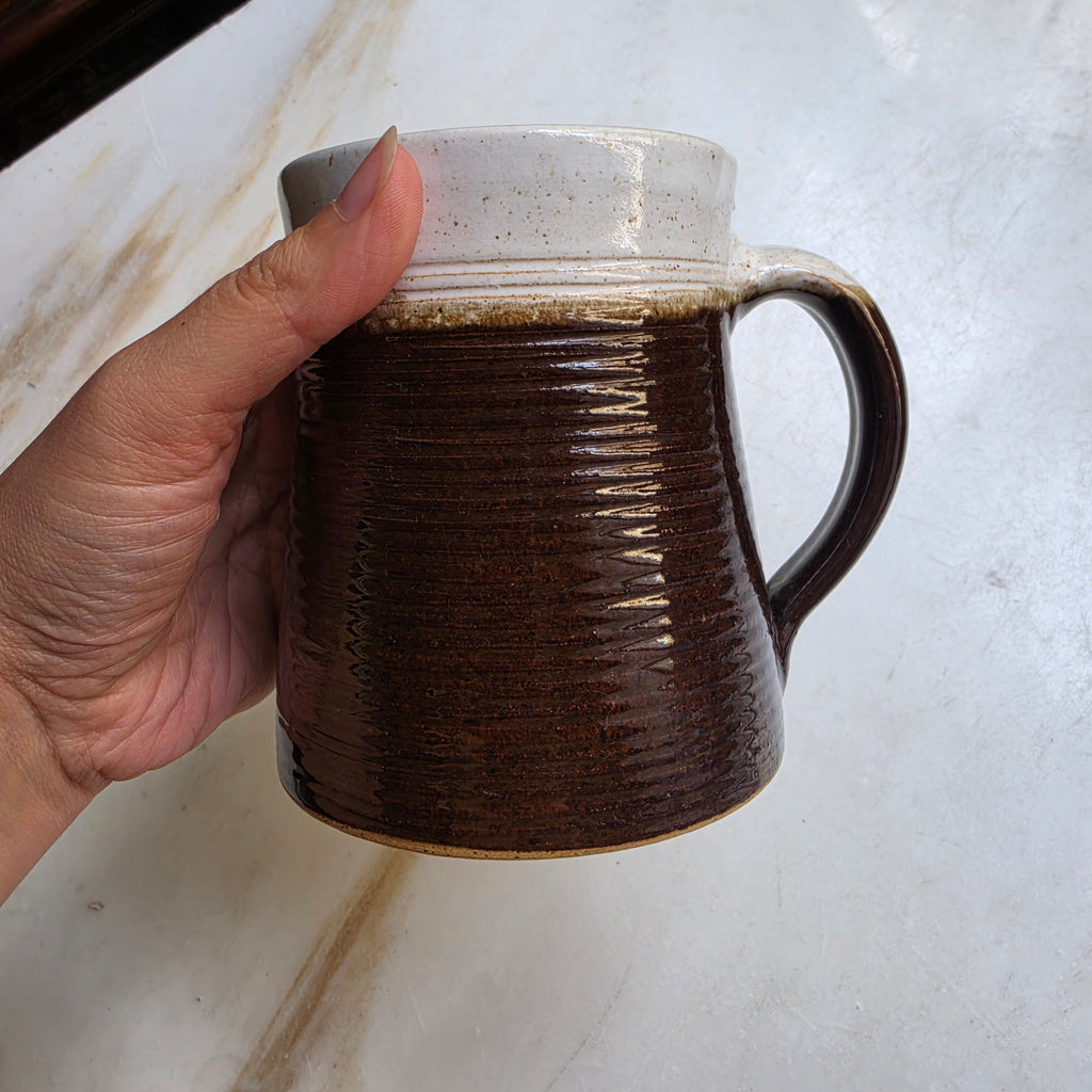 Vintage Keramikbecher / Tasse – Handgetöpfert mit Zweiton-Glasur