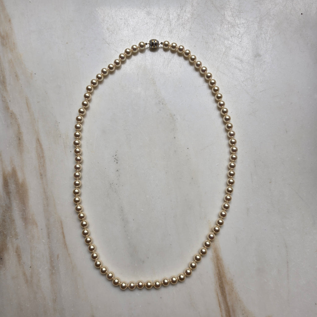 Elegante Perlenkette mit glitzerndem Kugelverschluss – Zeitlose Eleganz
