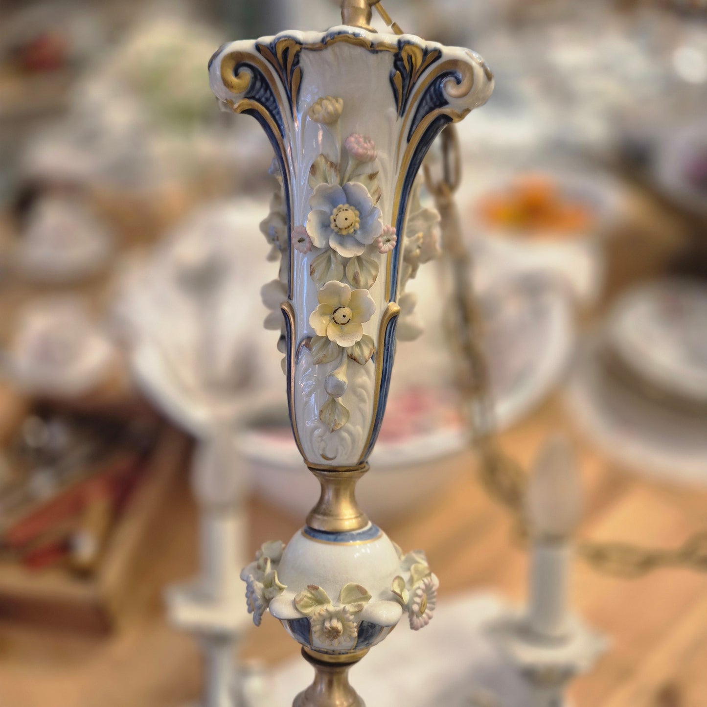 Antiker Barock Blumendekor Kronleuchter oder Kandelaber aus Porzellan, Italien - 6-armig (geklebt)