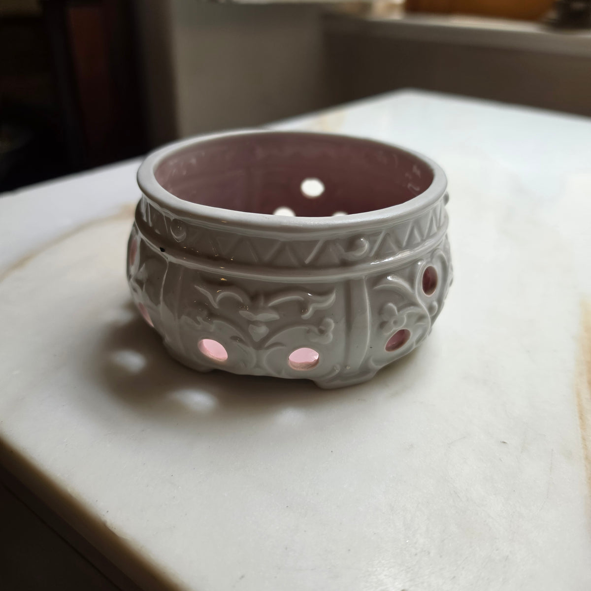 Vintage Keramik-Stövchen "Rosé Elegance" – Mit Reliefmuster & Zartrosa Innenlasur