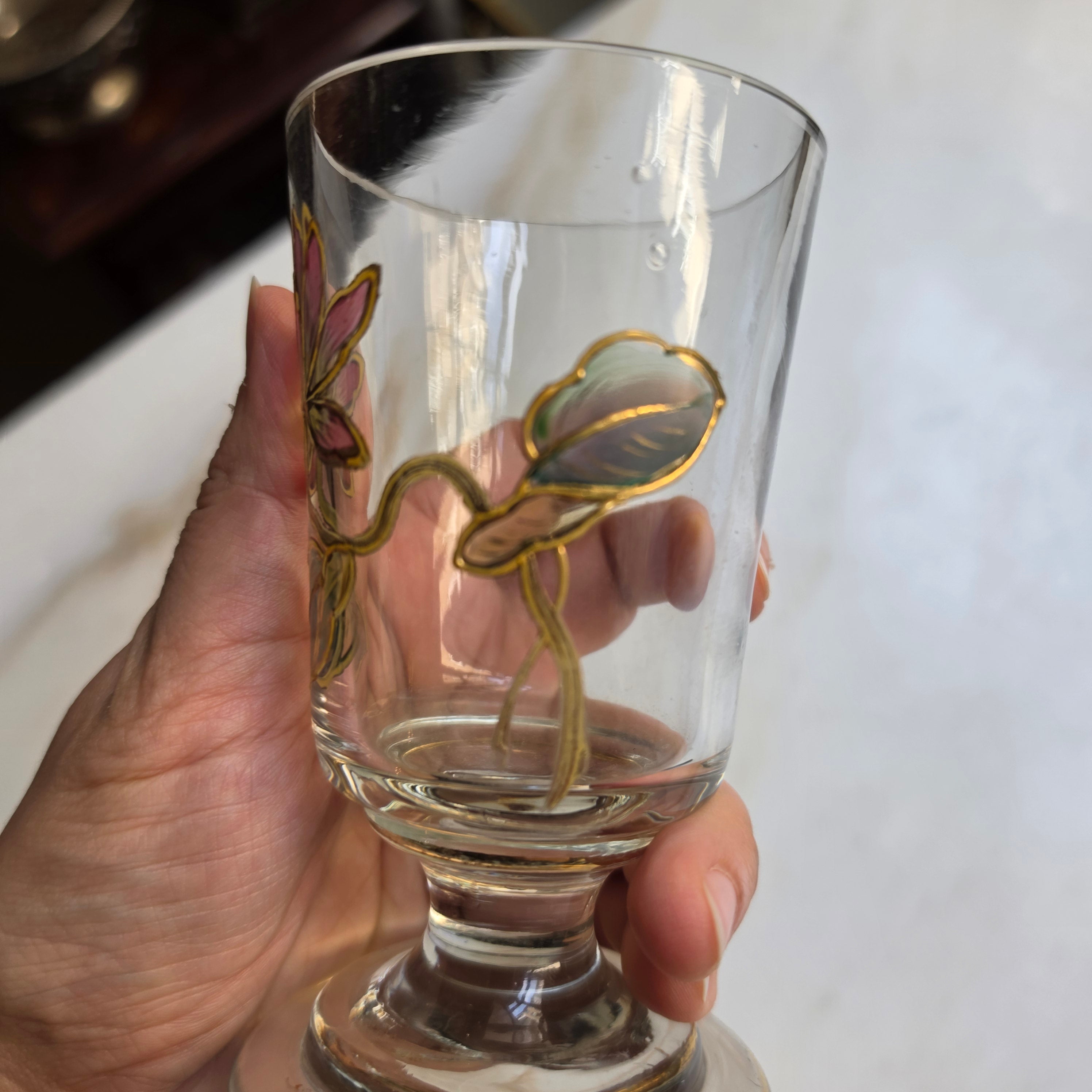 Antikes Jugendstil Likörglas / Schnapsglas – Handgemalt mit Emaille-Dekor & Goldstaffage - um 1900