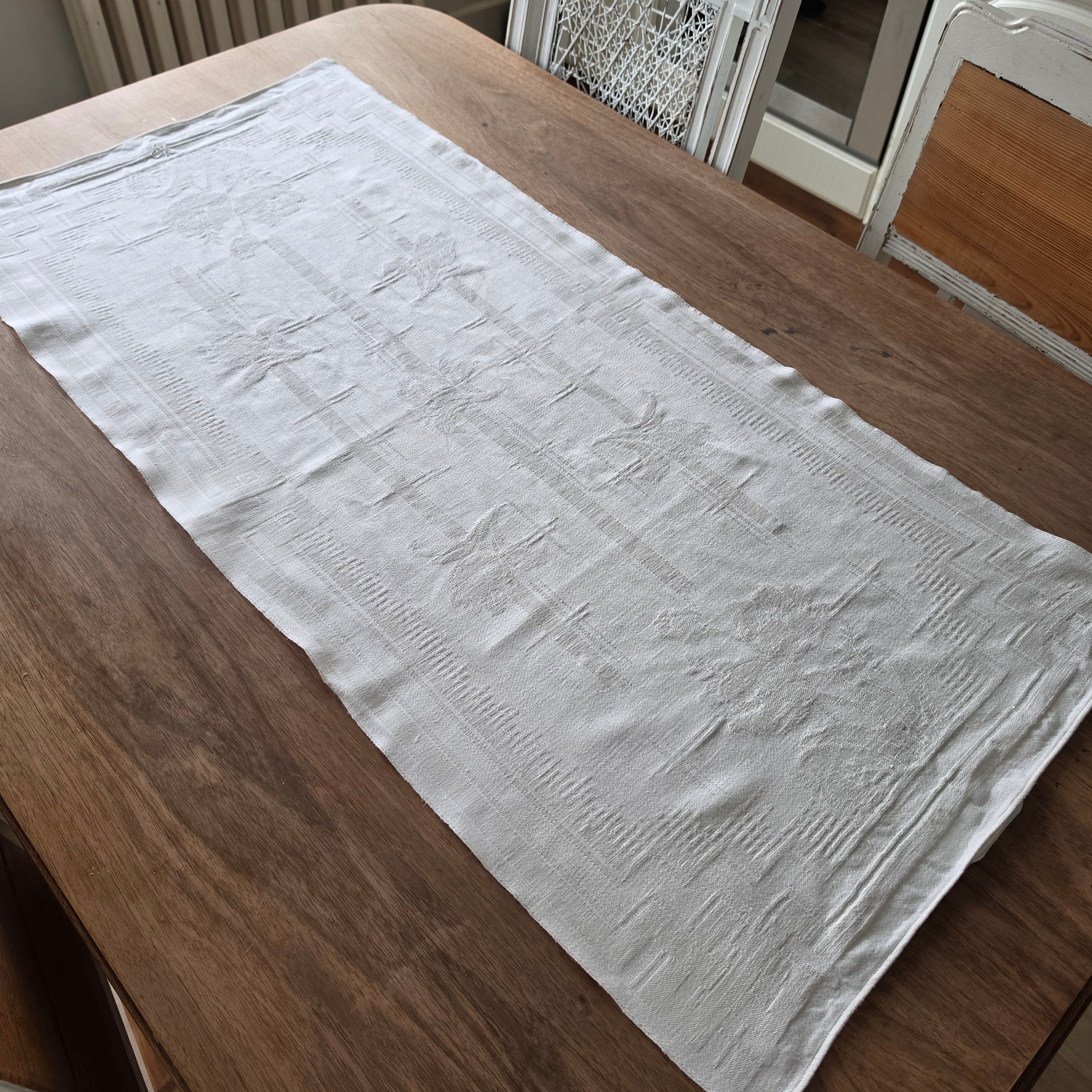 Edler Vintage Halbleinen-Tischläufer mit Damastmuster & Monogramm-Stickerei - 102x47cm H.P