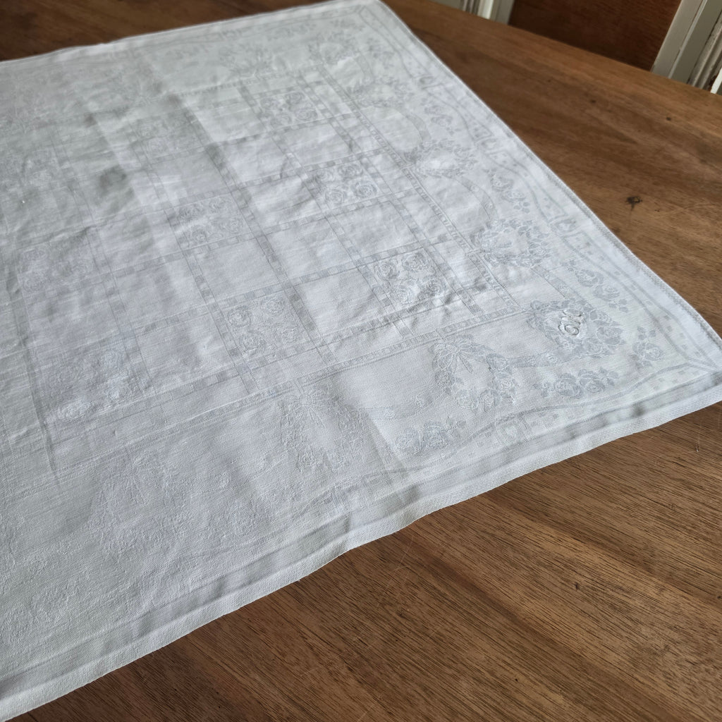 Vintage Damast-Mitteldecke / Prachtserviette mit Rosen-Jacquard & Handmonogramm „GK“ - 60x60cm