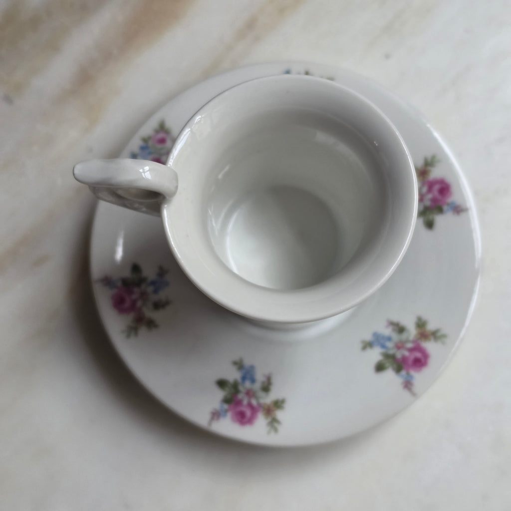 Vintage Kahla Mokkatasse / Espressotasse mit Untertasse – Romantisches Blümchendekor & Schwanenhals-Henkel