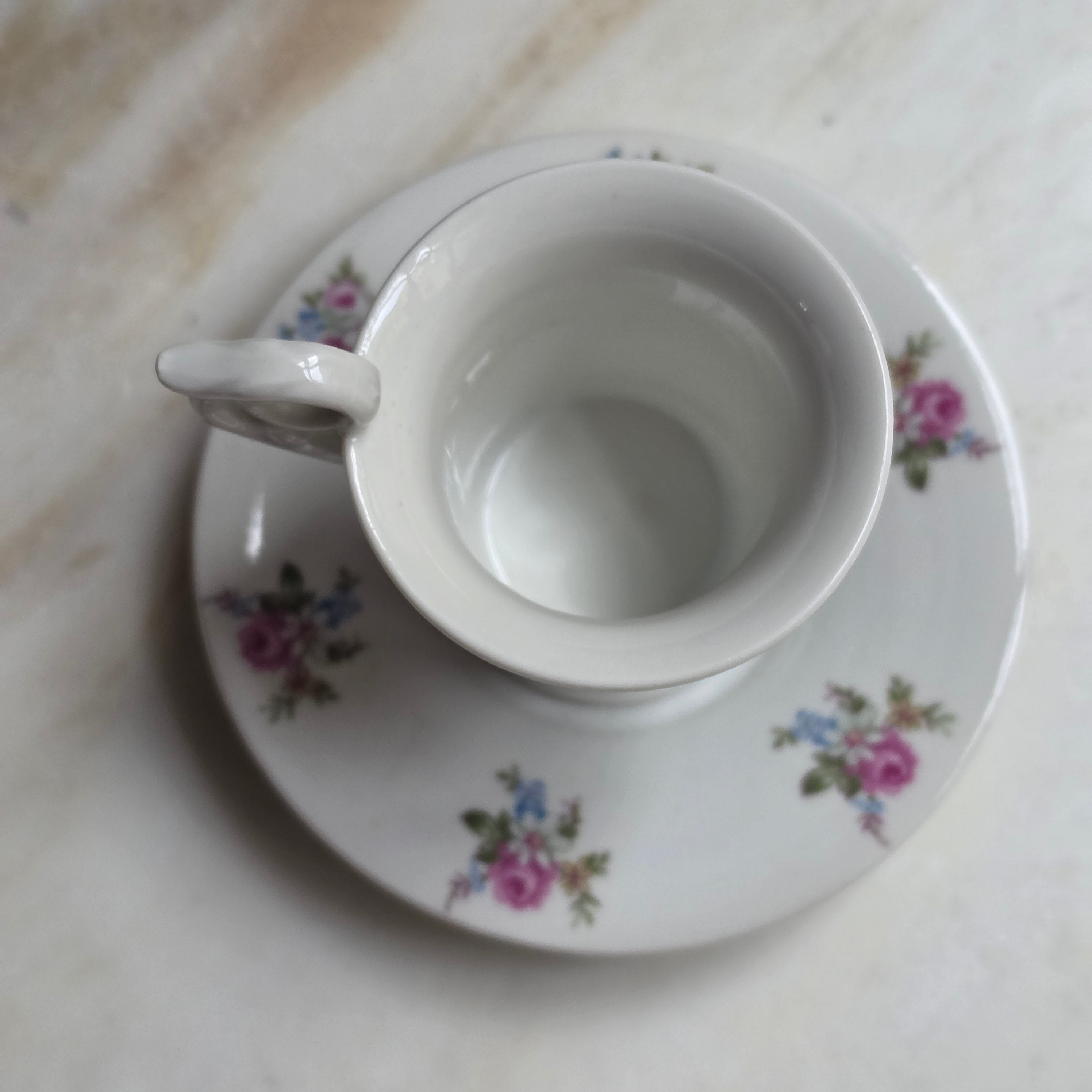 Vintage Kahla Mokkatasse / Espressotasse mit Untertasse – Romantisches Blümchendekor & Schwanenhals-Henkel