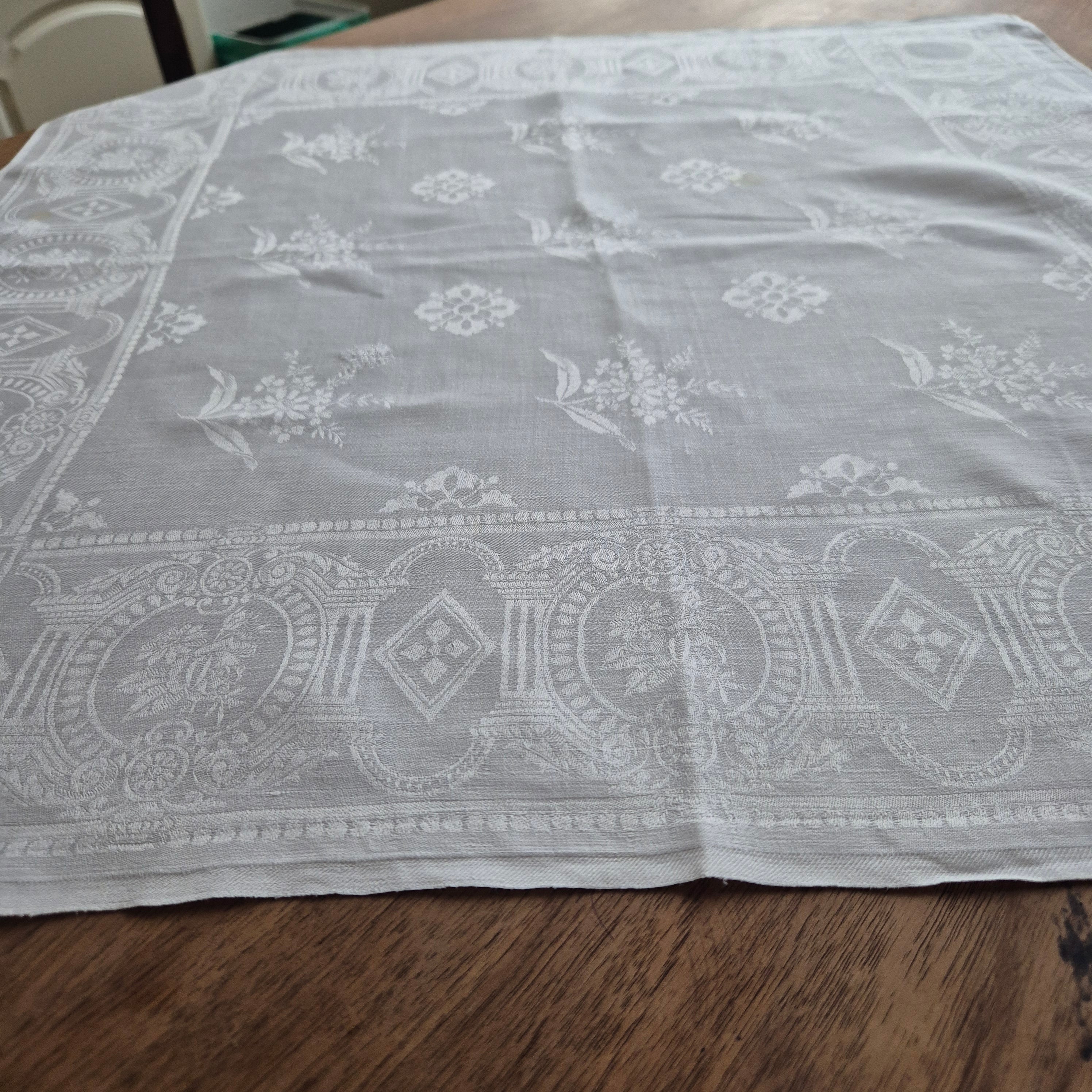 Antike Serviette / Mitteldecke Damast quadratisch weiß Baumwolle 70x72cm (Flecken) Monogramm I.K. oder J.K. ♡