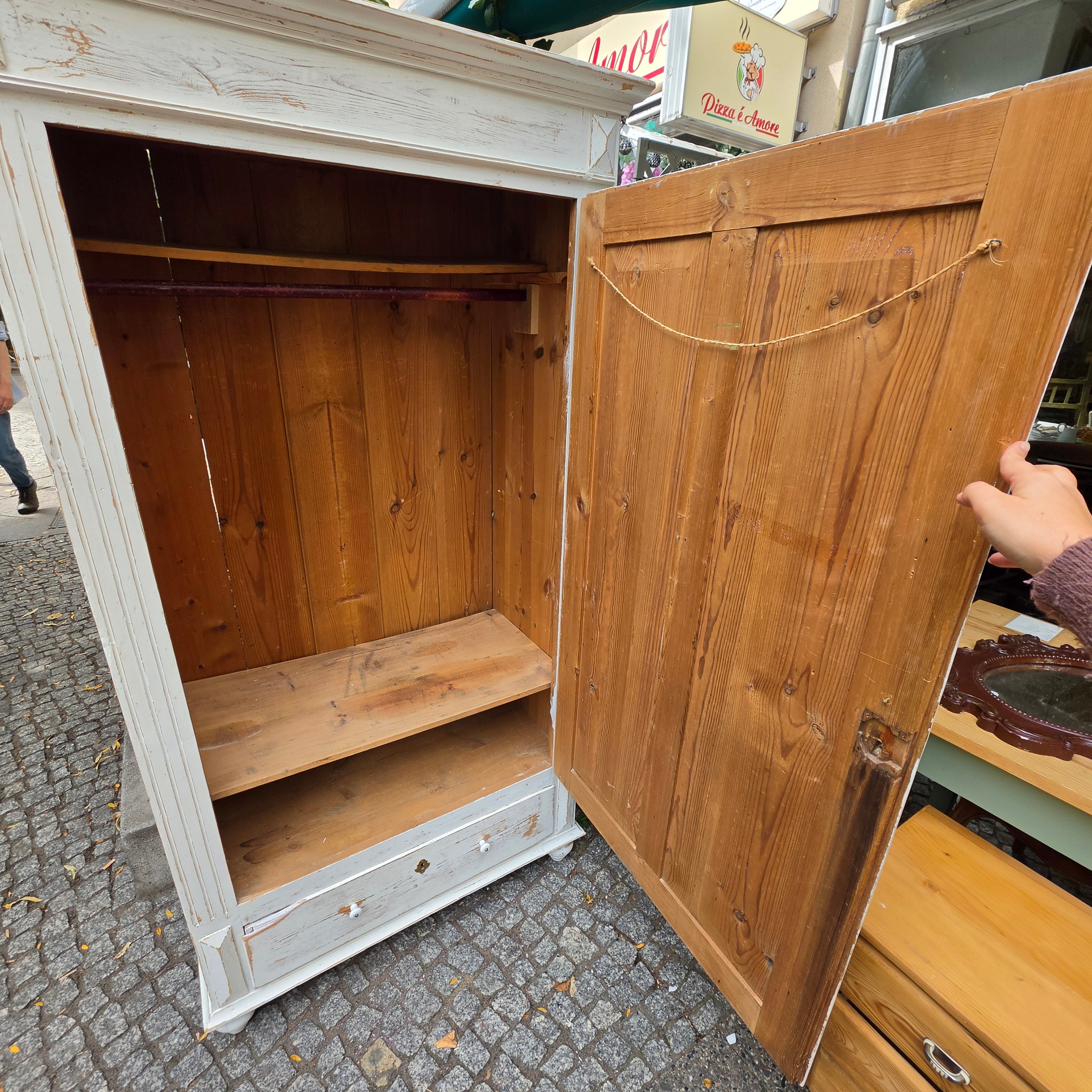 Abgeschliffener Jugendstil Holz Schrank Kleiderschrank AntikAntiker Holzschrank im Vintage Shabby-Chic Stil – Weiß patina