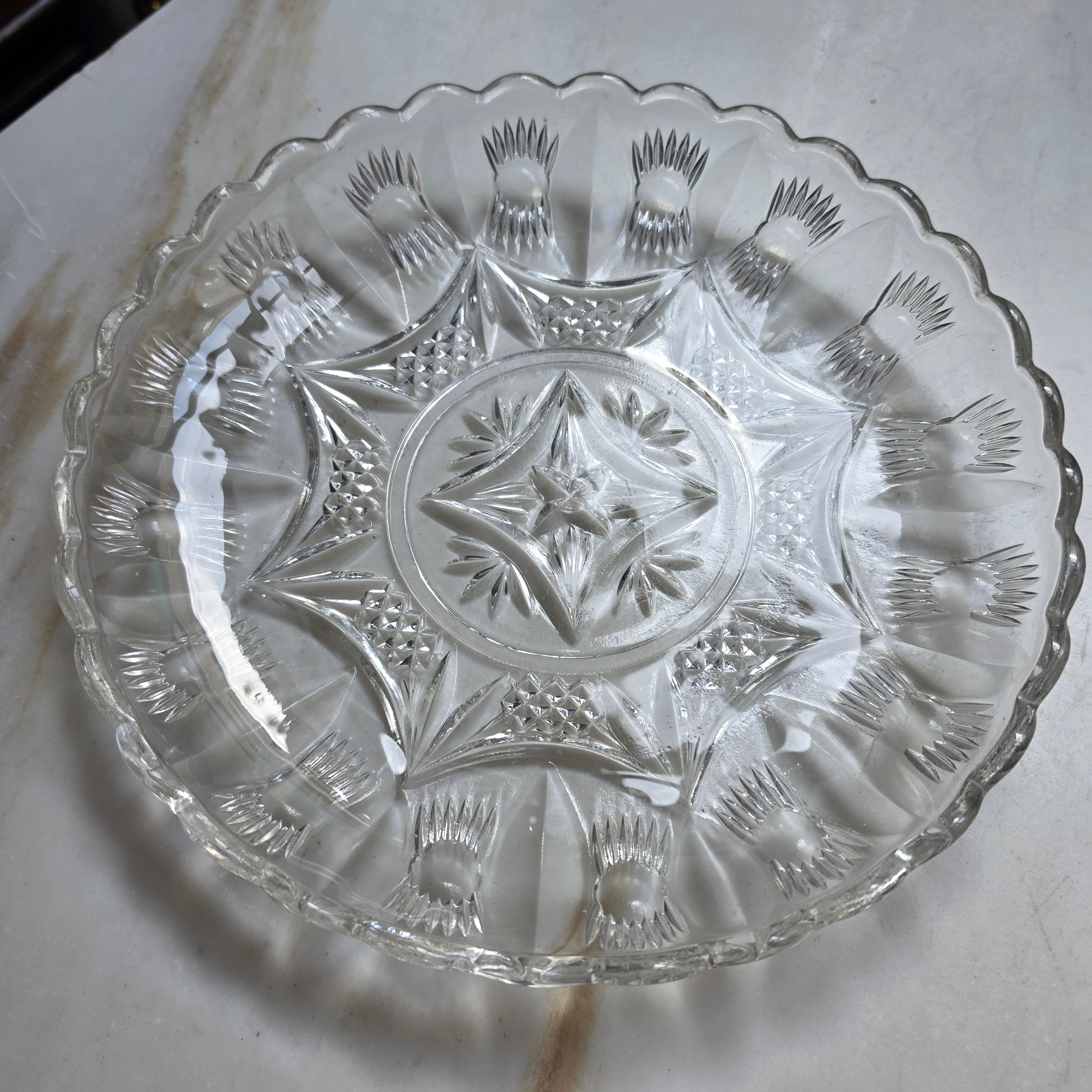 Vintage Glasteller mit Wellenrand & Sternschliff – Eleganter Servierteller aus Pressglas