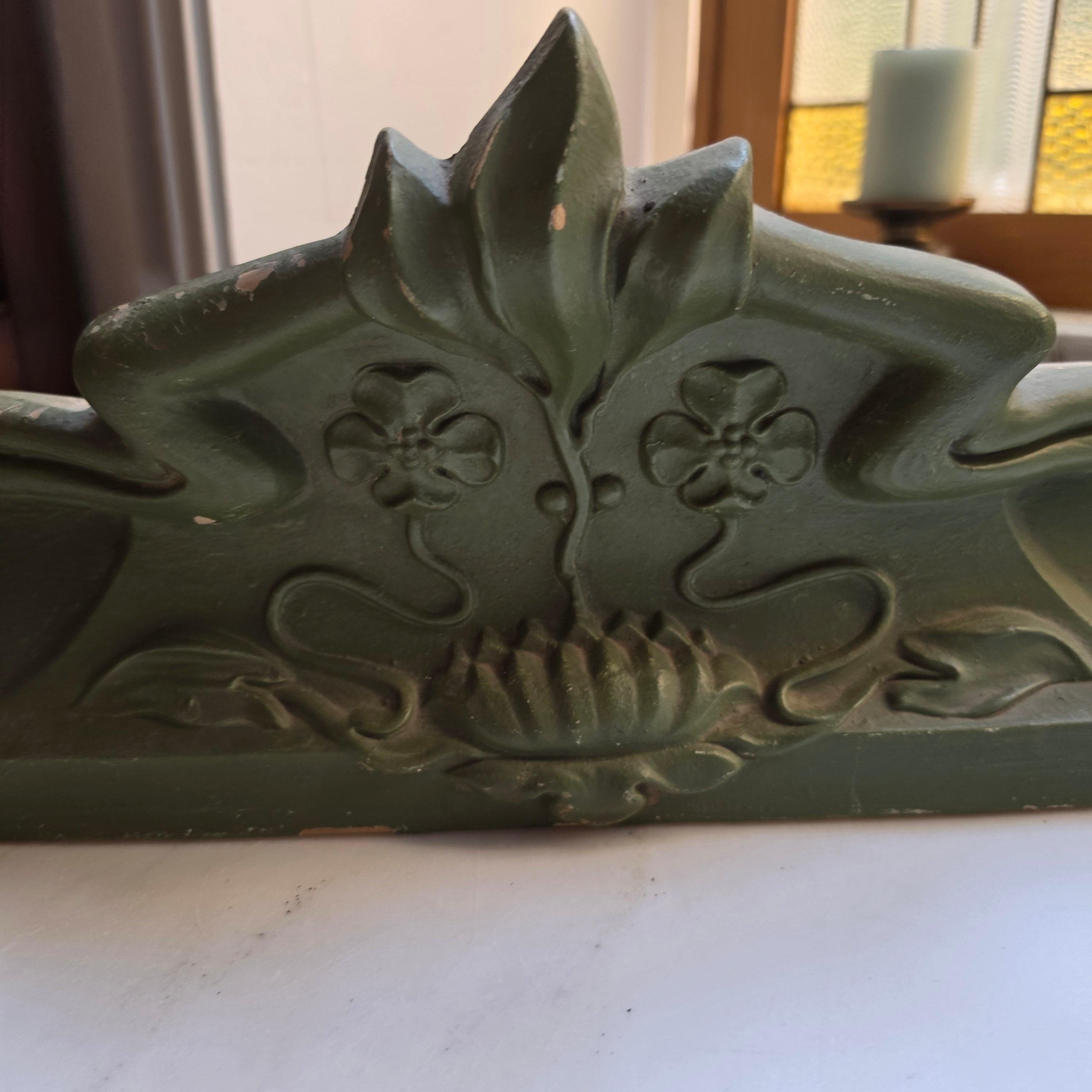 Antike Kachelofen Krone Jugendstil grün Dekoration Sims