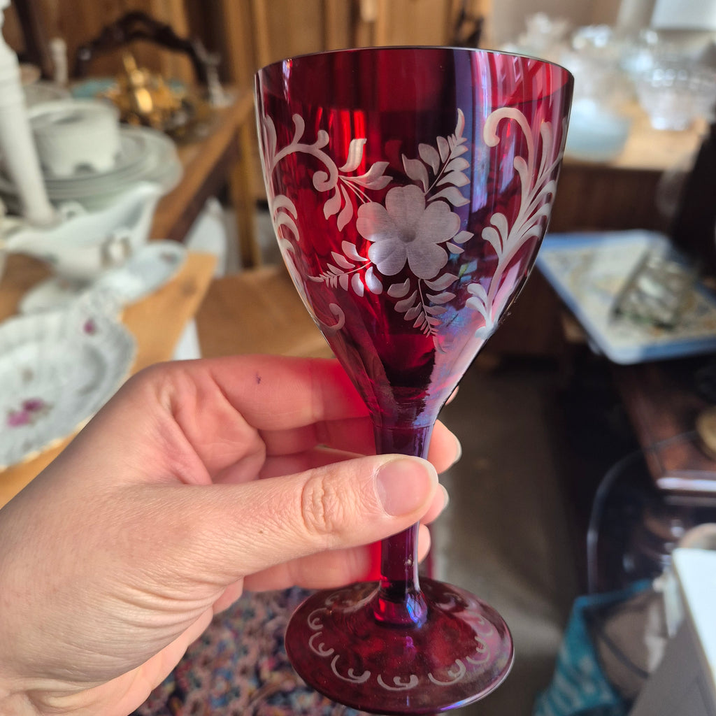 4x Vintage Weingläser Weinrot geschliffen Blumenmuster
