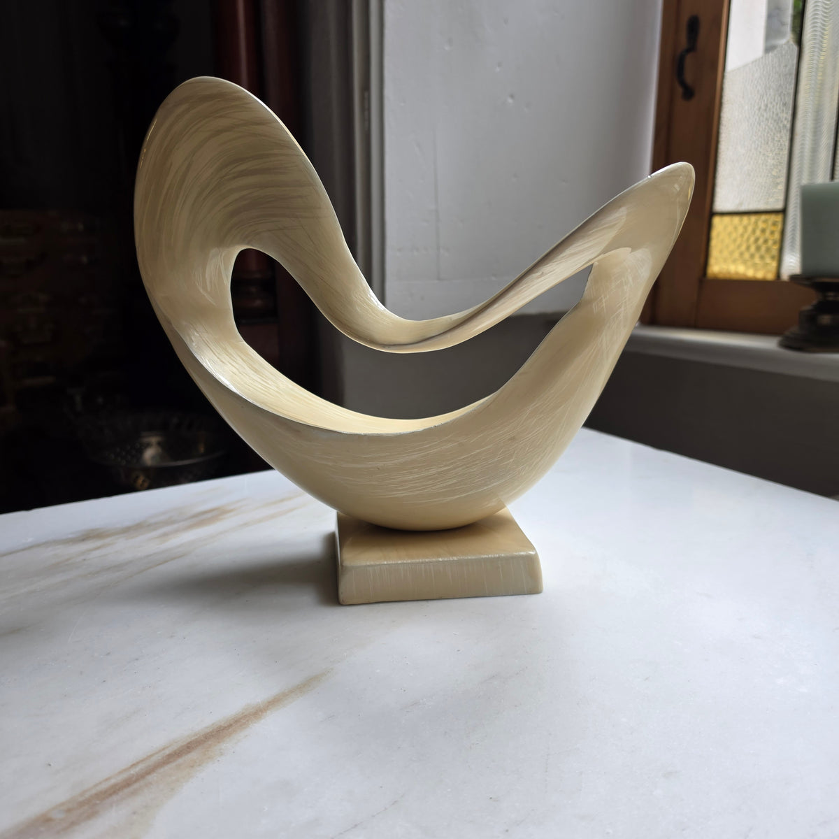 Moderne Abstrakte Skulptur im Mid-Century Style – Beige/Creme mit Metallfuß