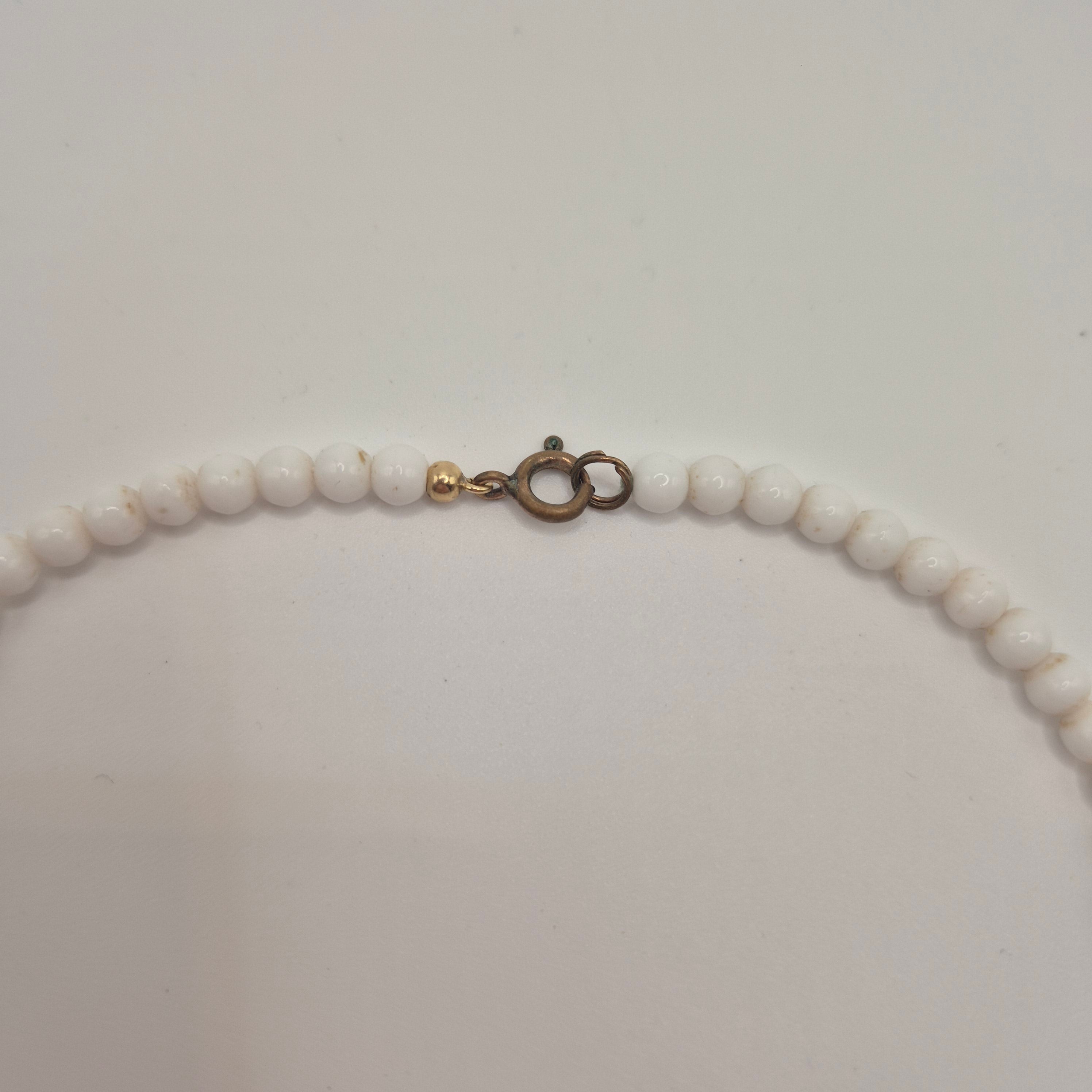 Vintage Statement-Kette – Strahlendes Weiß im edlen Glassteinen-Look