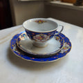Vintage Porzellan Gedeck 3-teilig „Sissy“ von MF Design – Kobaltblau mit Golddekor & Blumenbukett