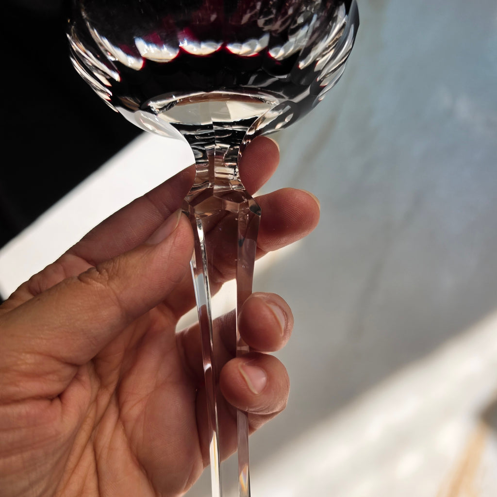 Edles Vintage Römer-Kelchglas in tiefem Rubinrot / Brombeer mit Facettenschliff