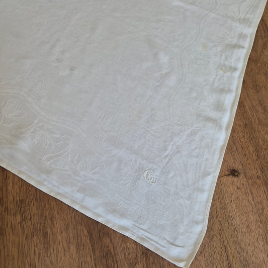 Antike Jugendstil Serviette/Mitteldecke weiß 64x64cm Damast Blumen Stockflecken Monogramm G.C.