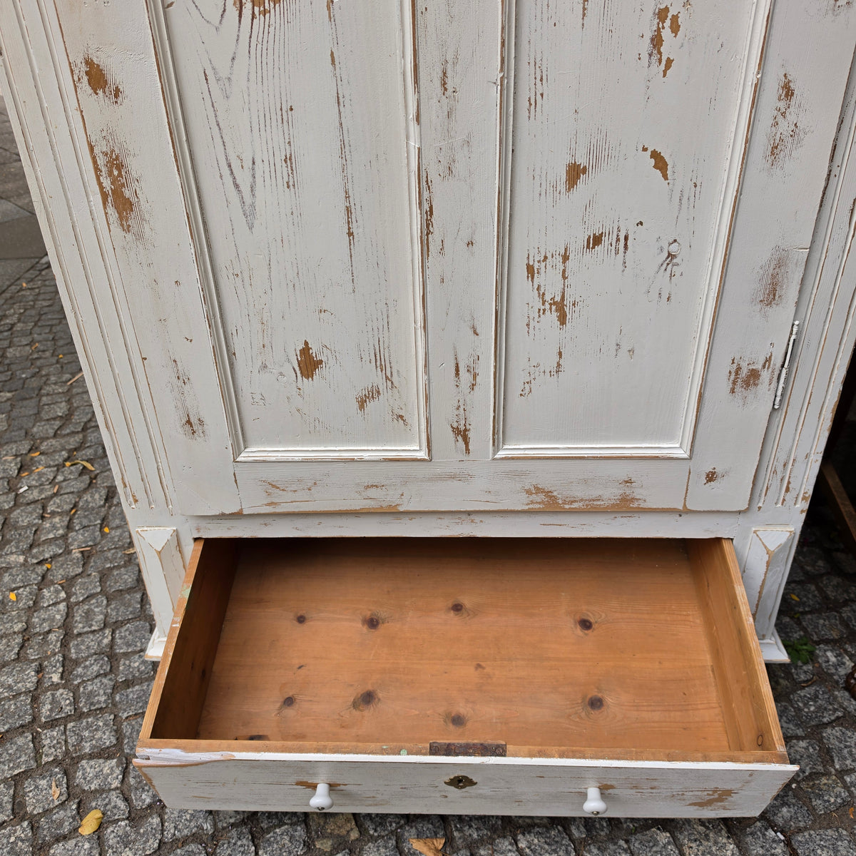 Abgeschliffener Jugendstil Holz Schrank Kleiderschrank AntikAntiker Holzschrank im Vintage Shabby-Chic Stil – Weiß patina