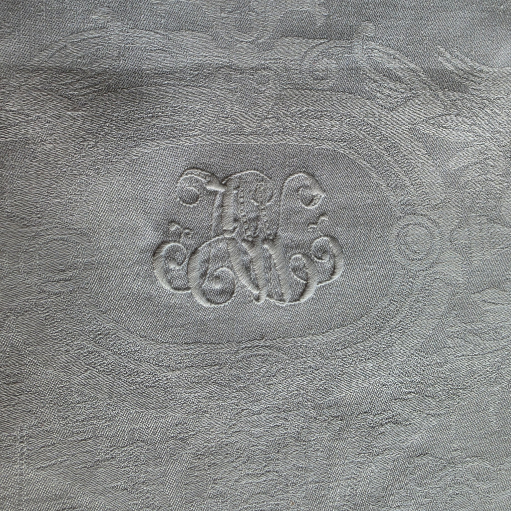 Antike Damast-Tischdecke mit gesticktem Monogramm – Edle Tischwäsche im Landhaus- / Vintage-Stil - 70x72cm