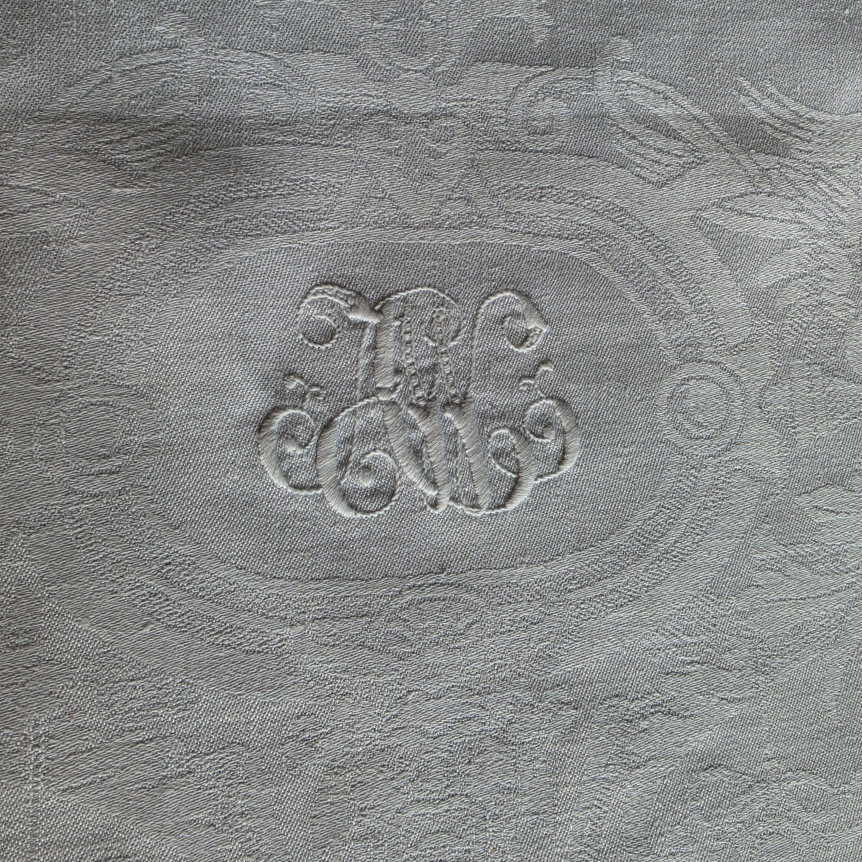 Antike Damast-Tischdecke mit gesticktem Monogramm – Edle Tischwäsche im Landhaus- / Vintage-Stil - 70x72cm