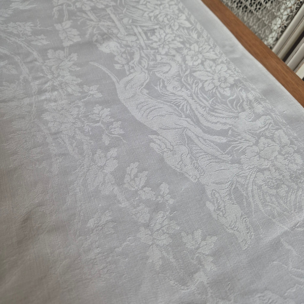 Antike Tischdecke weiß 77x91cm Damast weiß Jagtmotiv und Monogram L.B