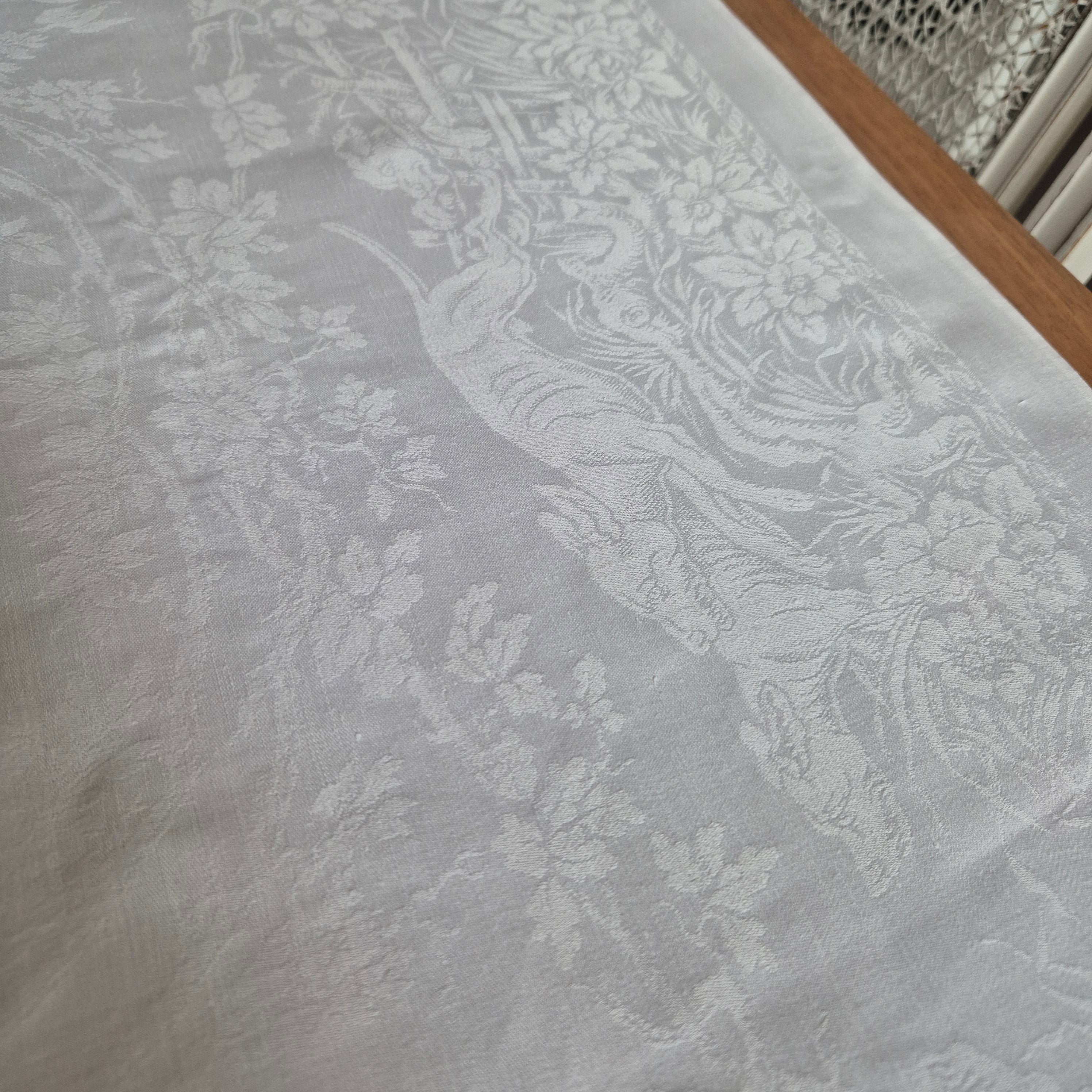 Antike Tischdecke weiß 77x91cm Damast weiß Jagtmotiv und Monogram L.B
