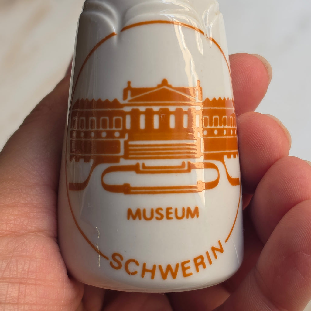 Vintage Porzellan Pfefferstreuer / Salzstreuer – „Museum Schwerin“ Souvenir