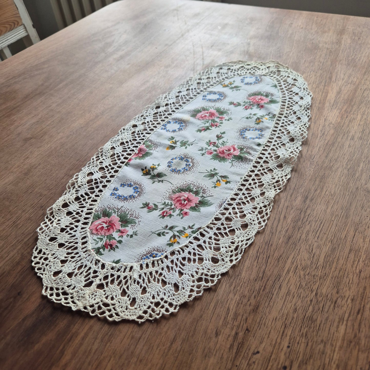 Antike kleine weiße ovale Zierdecke 47x22cm mit Blumenmuster