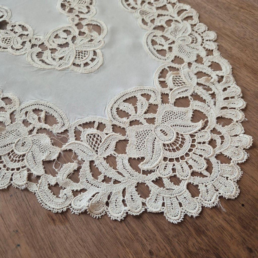 Antikes viktorianisches Zierdeckchen creme gehäkelt geklöppelt 42x80cm oval