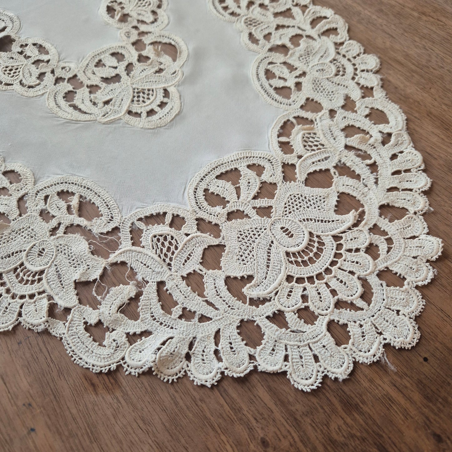 Antikes viktorianisches Zierdeckchen creme gehäkelt geklöppelt 42x80cm oval