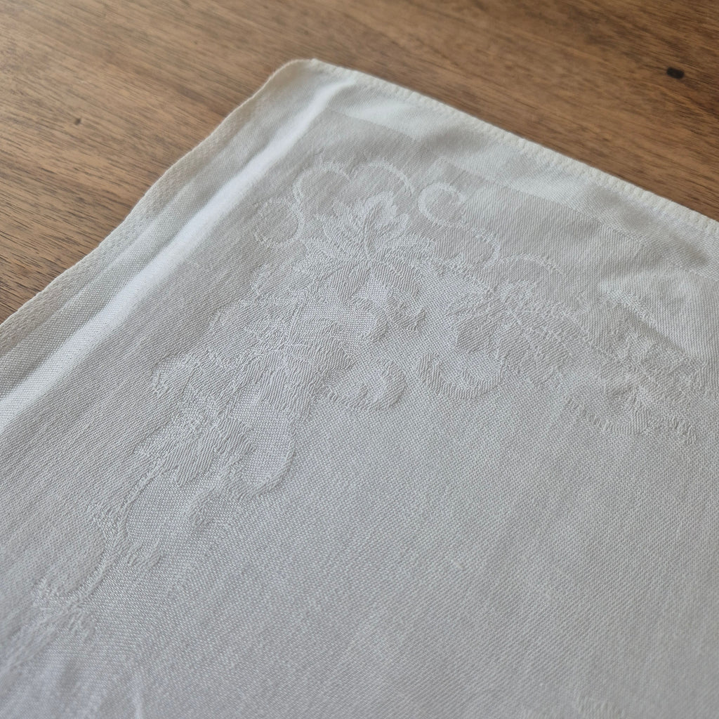 Antikes kleines Jugendstil Serviette/Mitteldecke weiß 47x50cm Damast leichter gelber Fleck