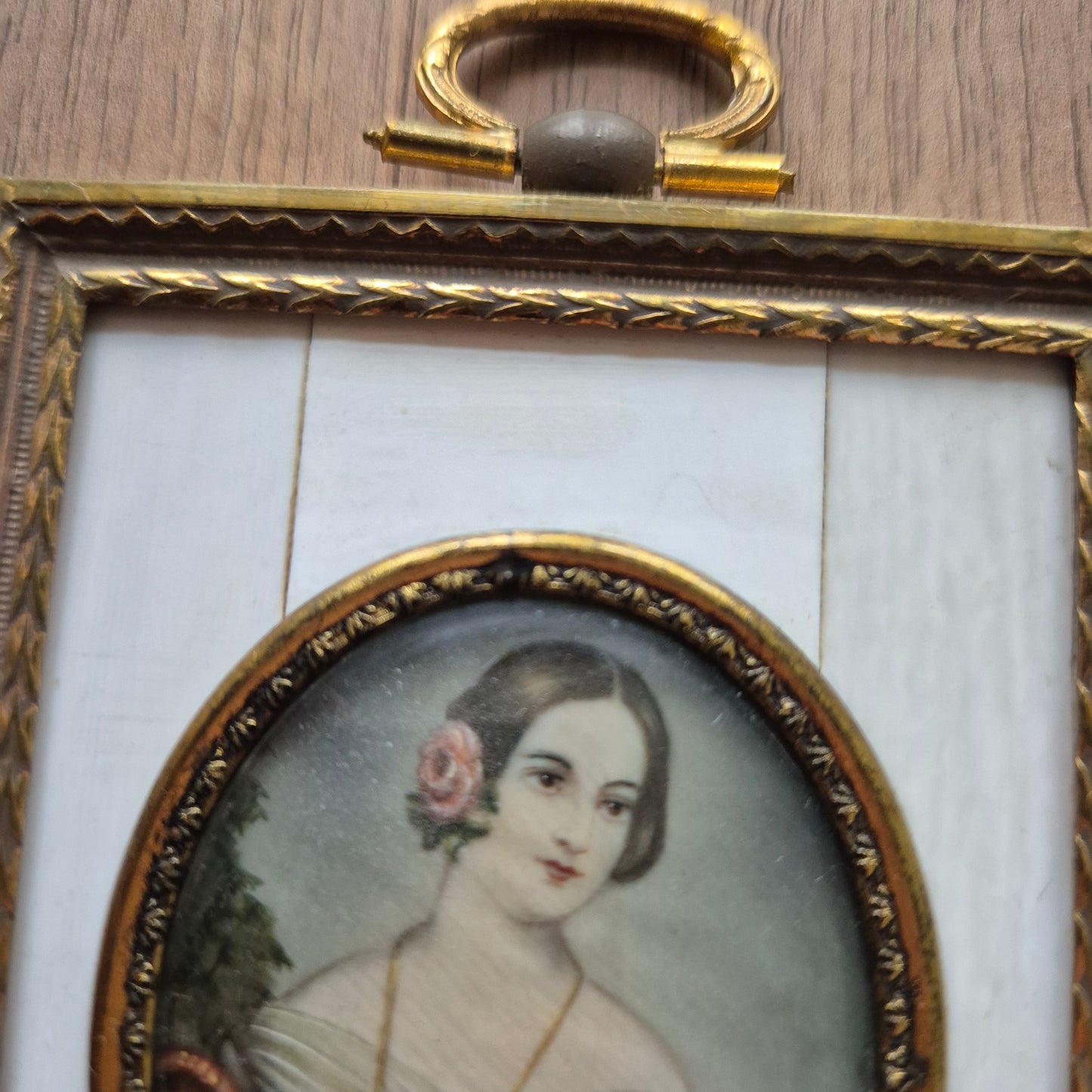 Antike viktorianische Miniaturmalerei / Lupenmalerei Porträt auf Bein / Porzellan Messing gerahmt