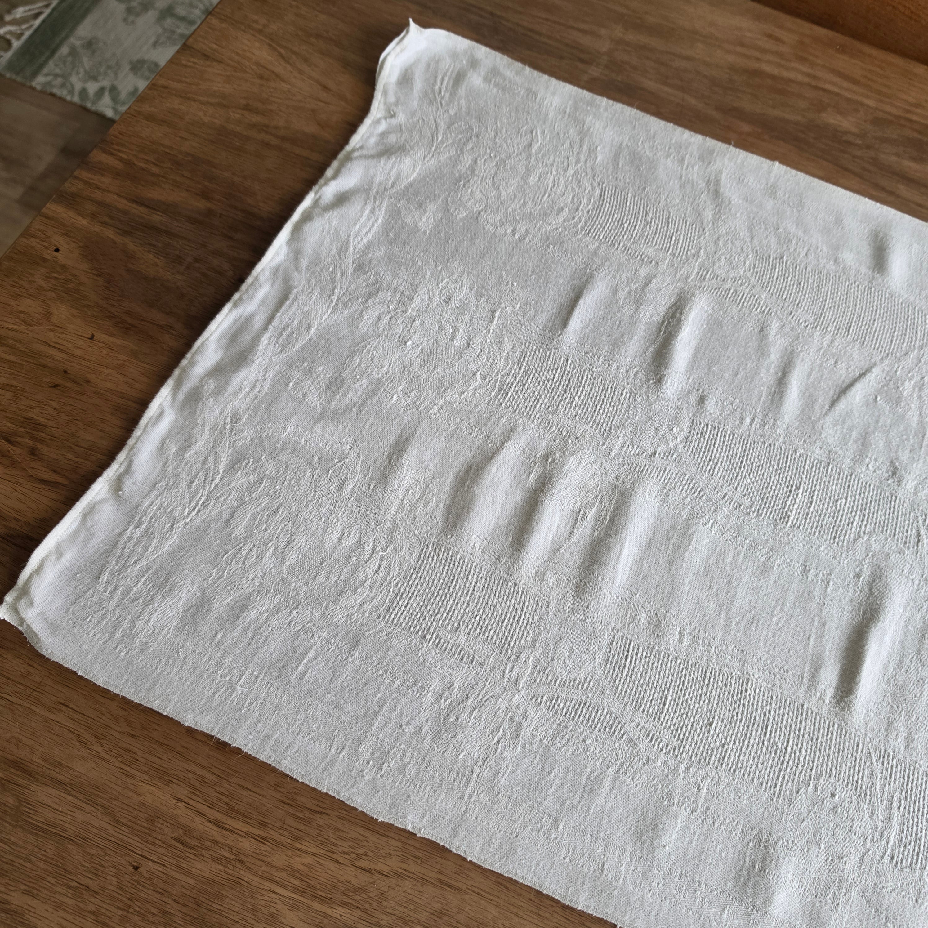 Antiker Damast-Tischläufer mit handgesticktem Monogramm – Vintage-Eleganz - 47x103cm