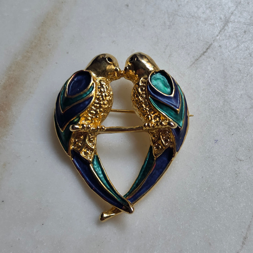 Vintage Goldfarbene Emaille-Brosche "Zwei Liebende Papageien"