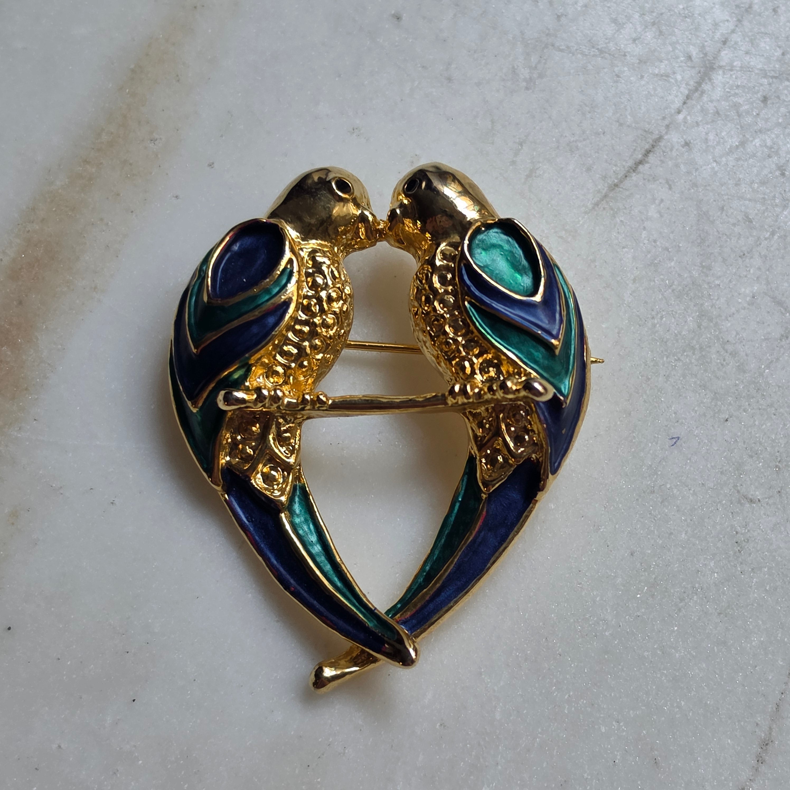 Vintage Goldfarbene Emaille-Brosche "Zwei Liebende Papageien"