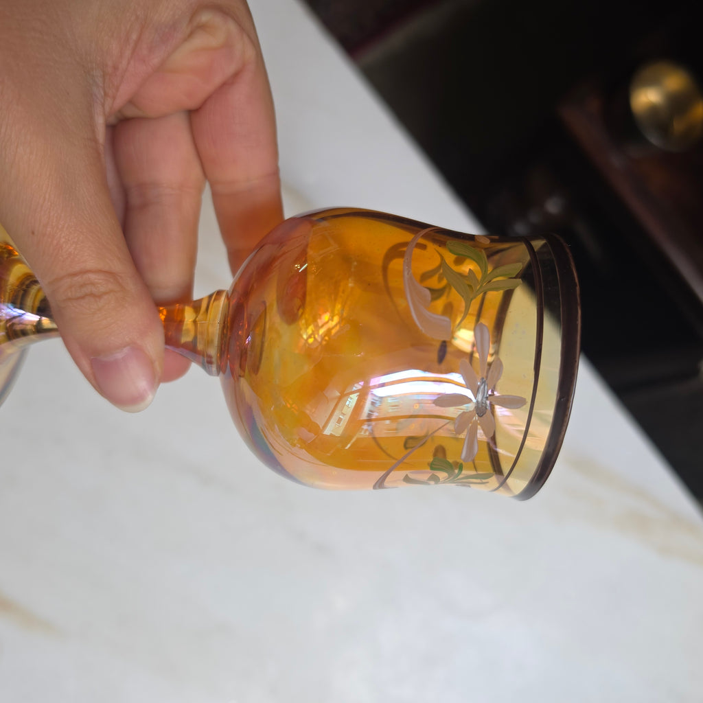 Vintage Likörglas - Likörkelch aus Bernstein-Glas – Handbemalt mit Blumenmotiv & Irisierendem Glanz