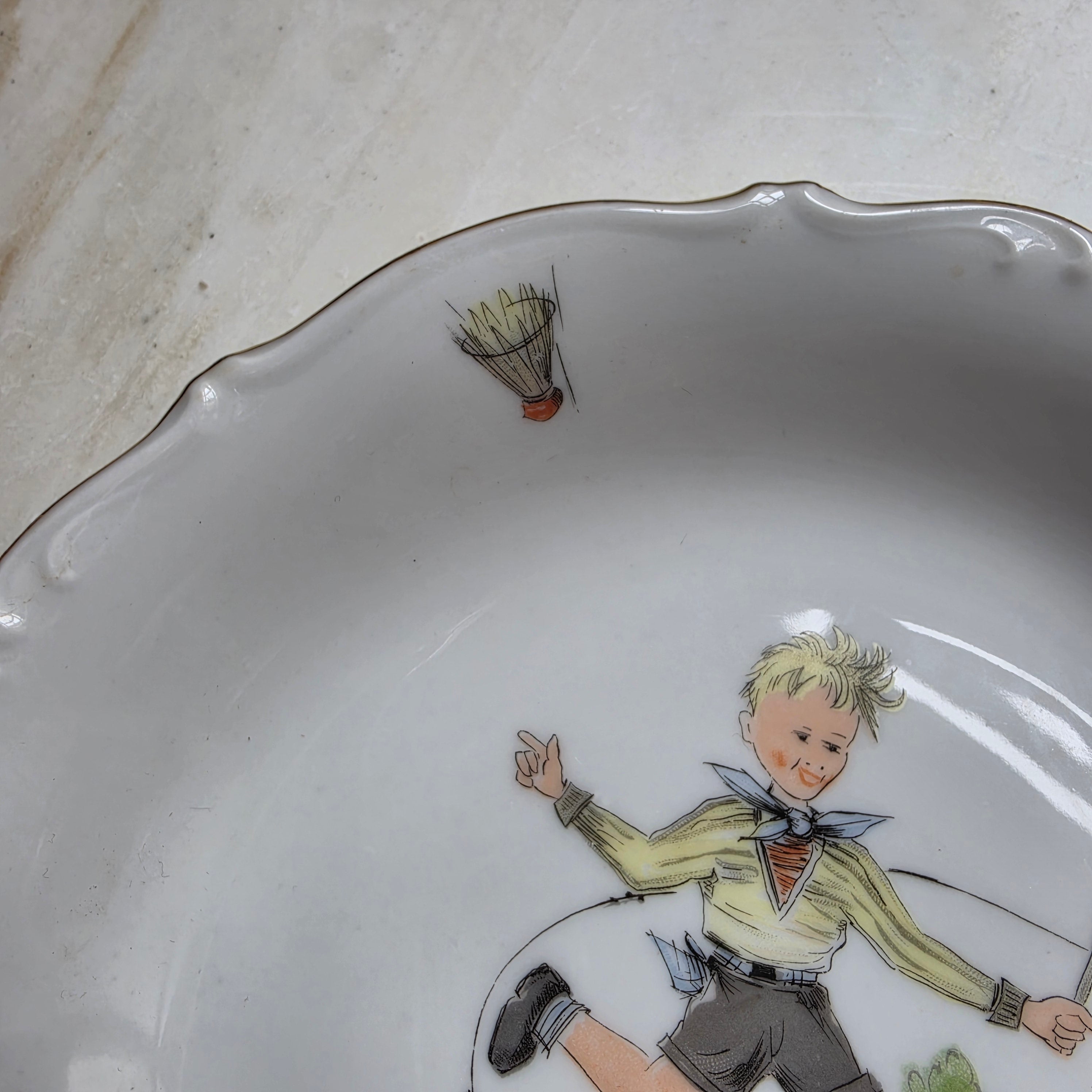Vintage Kinder-Tiefteller aus Porzellan – Nostalgisches Sammlerstück
